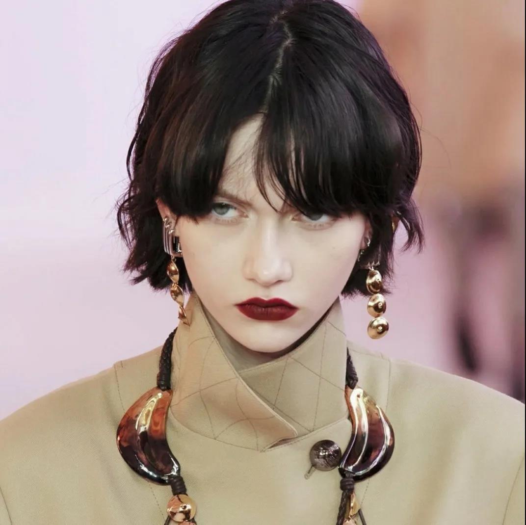 冷艳欧美女头你十九岁时很美但不是你美是十九岁美