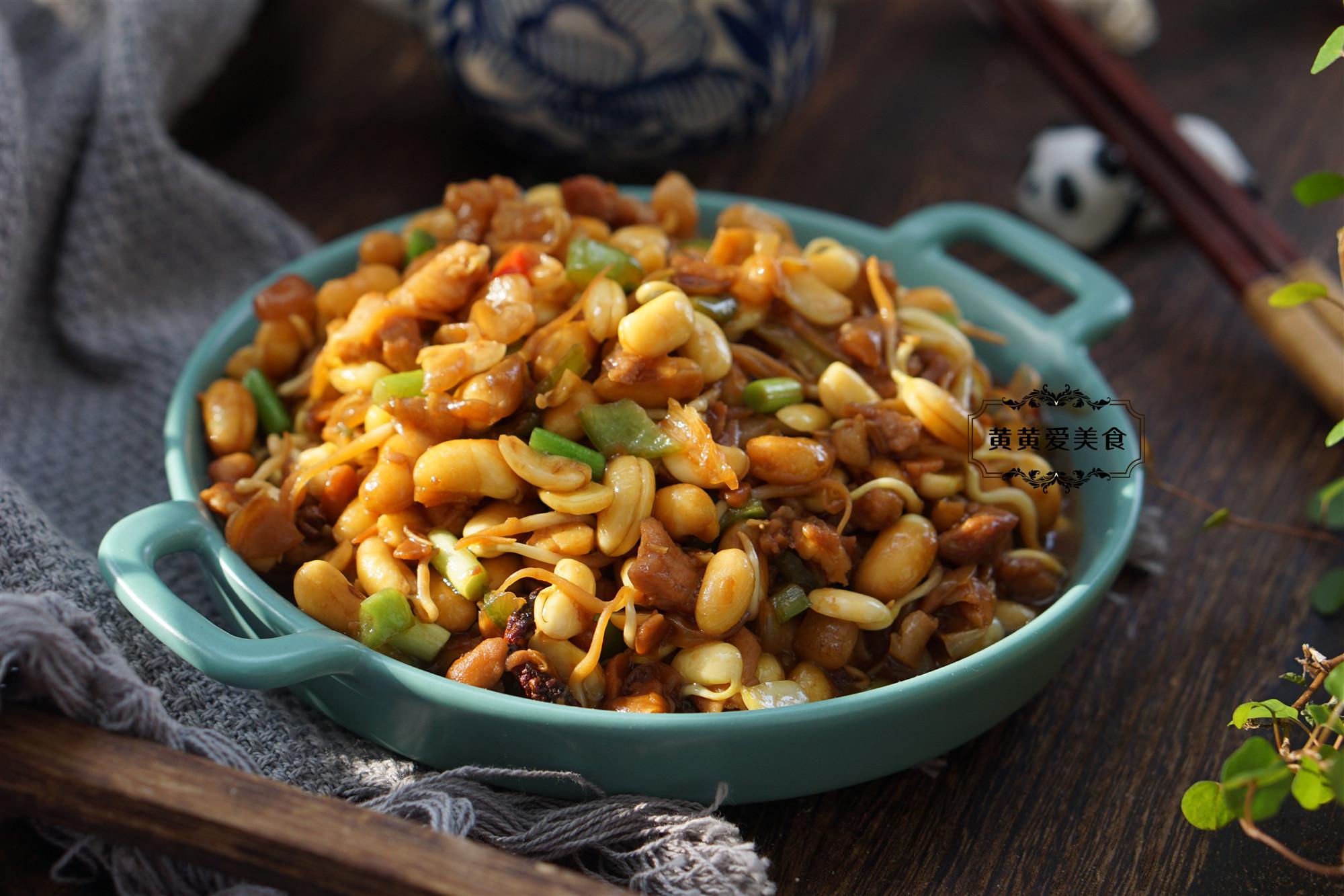 周末回家,看到老娘竟然自己在家发豆嘴儿.