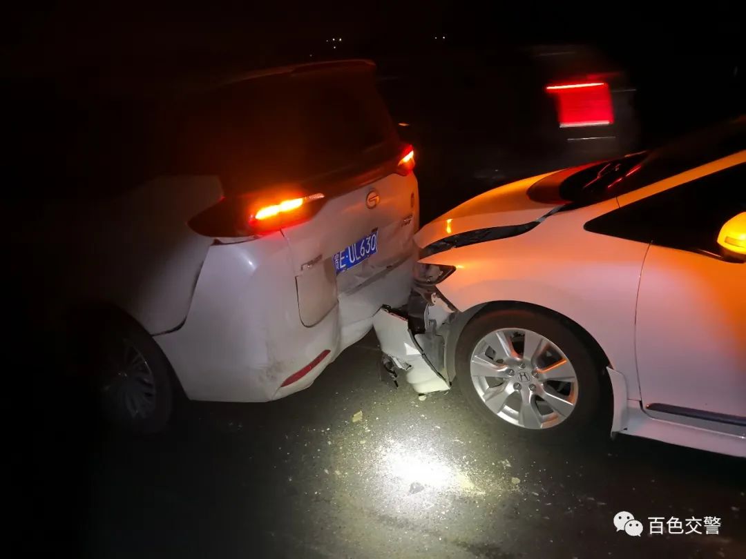 惨高速公路上13车连环追尾