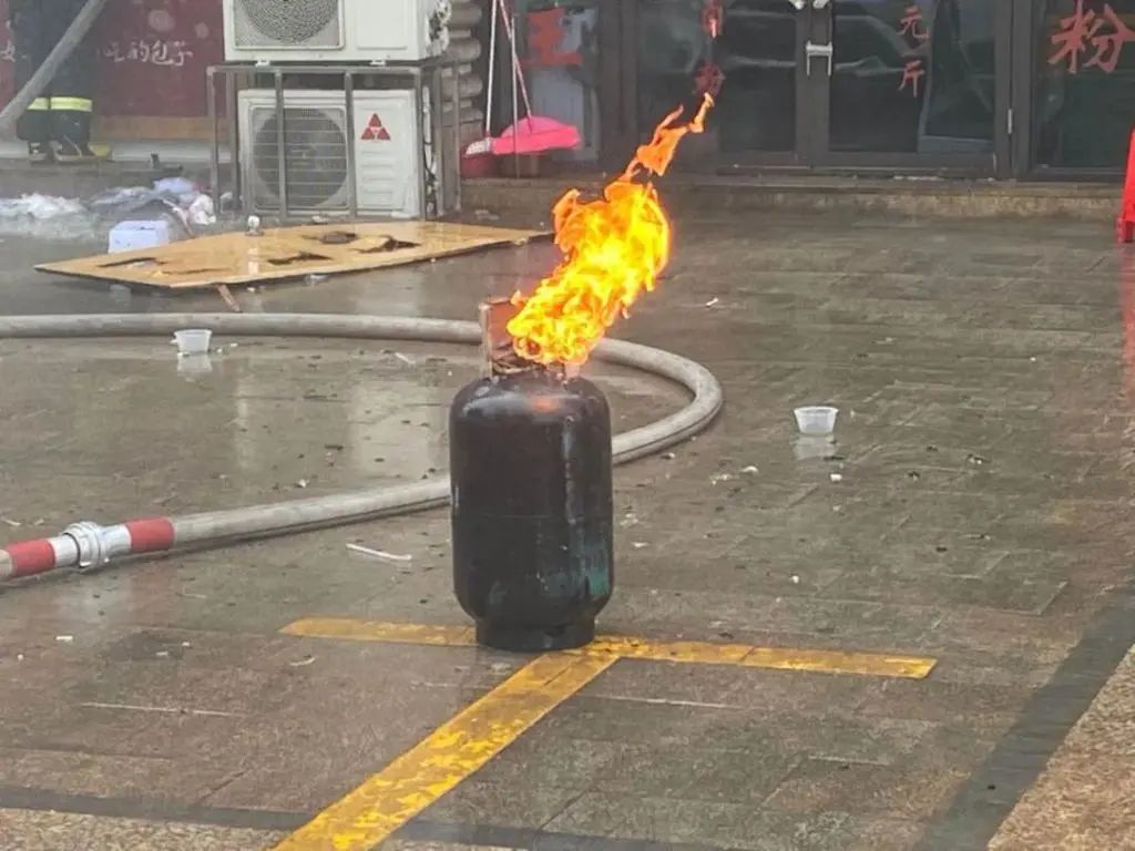 株洲丨着火了店内六个液化气罐都被点燃了老板当时正在