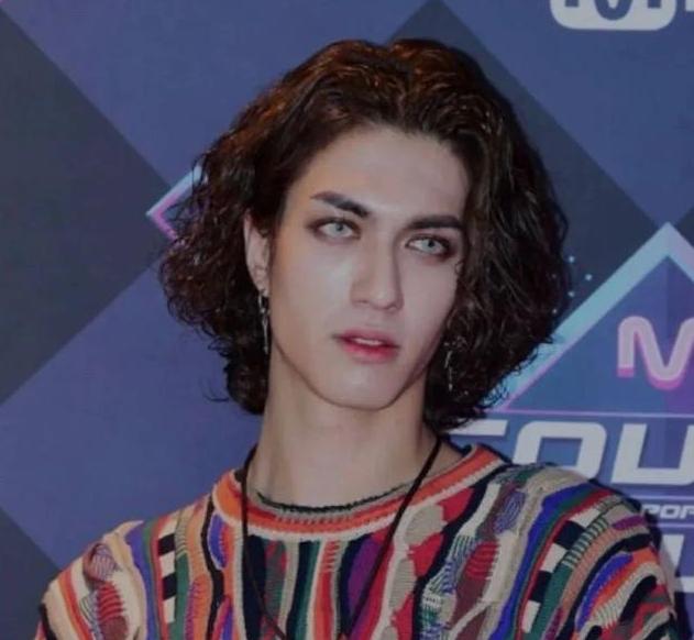 高级厌世脸混血男星被韩圈辞退凭过硬的手艺及希腊男神颜值走红