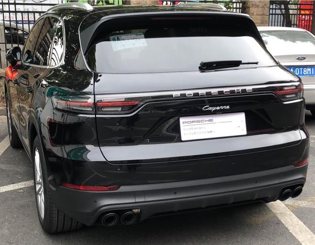 127万买保时捷卡宴,黑外棕内,饭桌上拿出钥匙时却被当成打火机