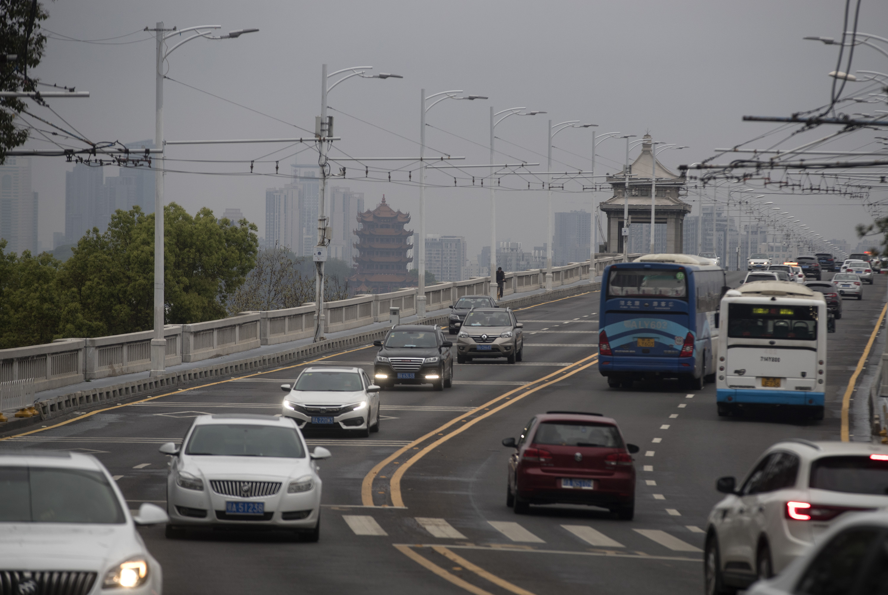 3月25日拍攝的武漢長江大橋上的車輛.