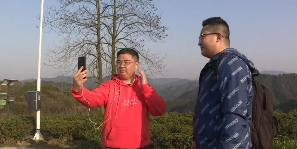 点赞安化网红县长陈灿平直播两小时带货30万