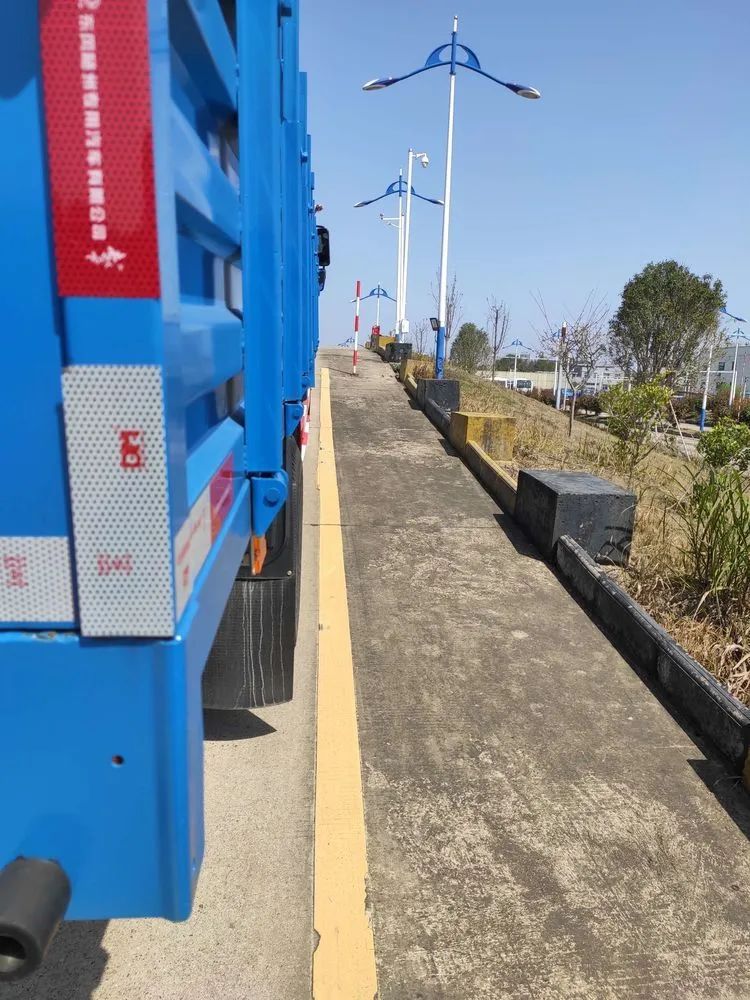 (3)先踏离合器踏板,后轻踏制动踏板,使汽车 缓慢接近停车标志杆