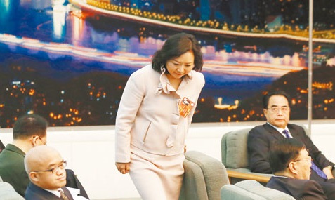 "吴阿姨",代表着尊重,也有人称她"地产女王",意味着认可,吴亚军的身上