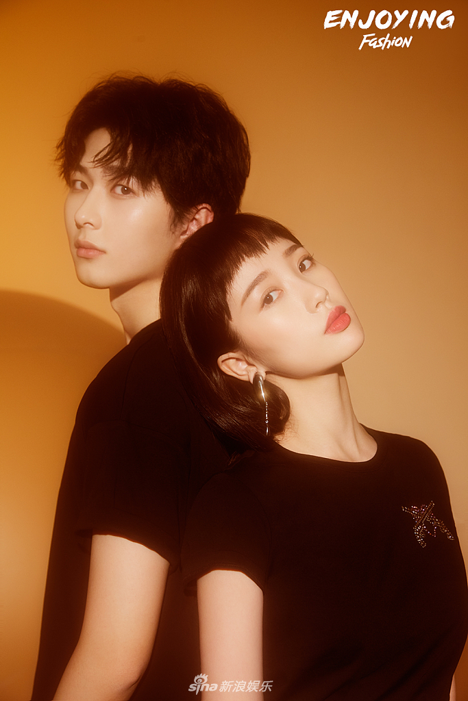 虞书欣和李歌洋合体拍大片狗啃刘海造型俏皮可爱