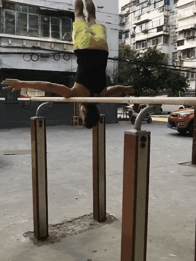 63岁时髦大爷玩转双杠健身出8块腹肌让年轻人自愧不如