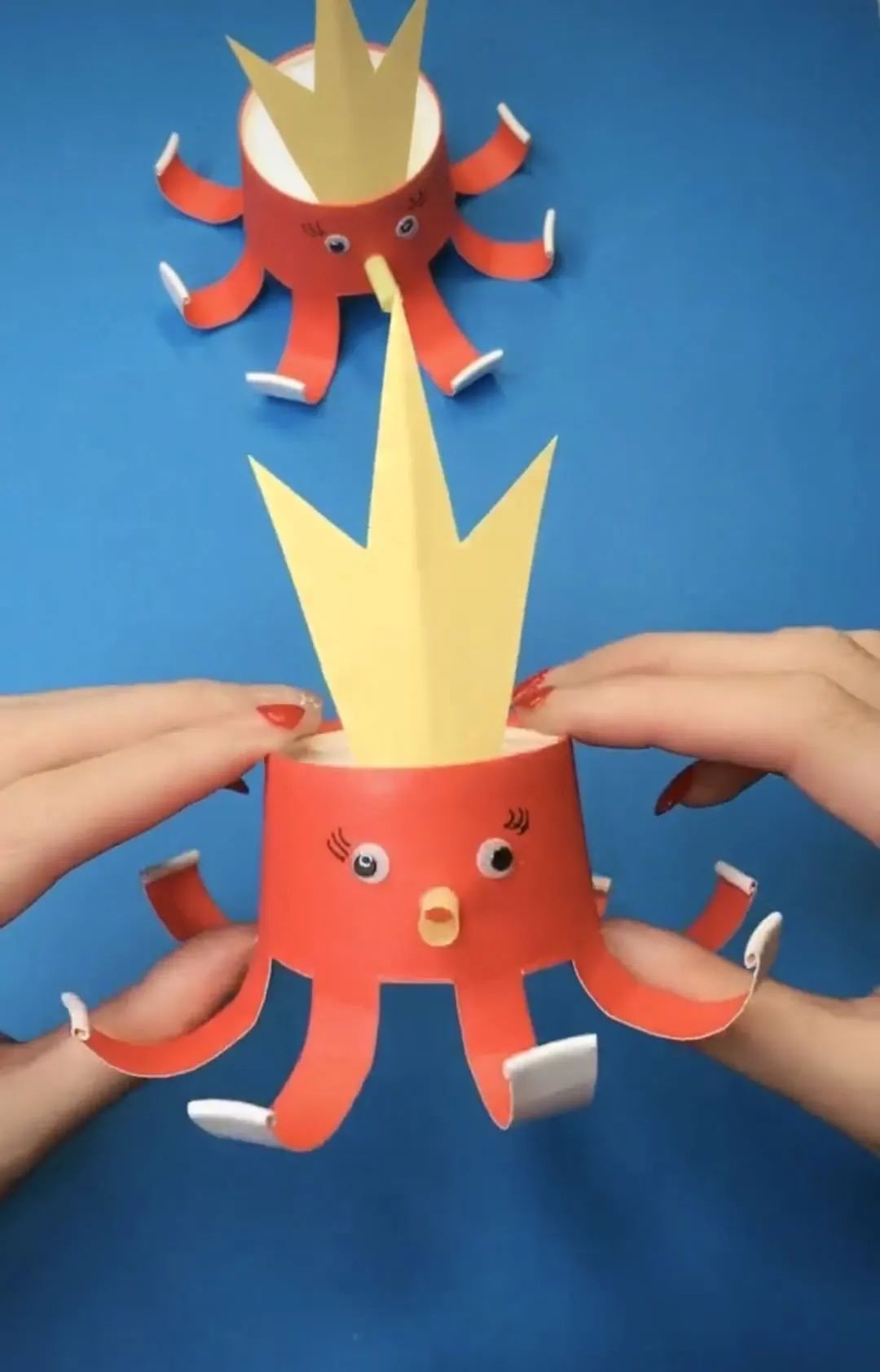 原来我们生活中的纸杯通过我们的小手可以变出各种不同的造型,你还有