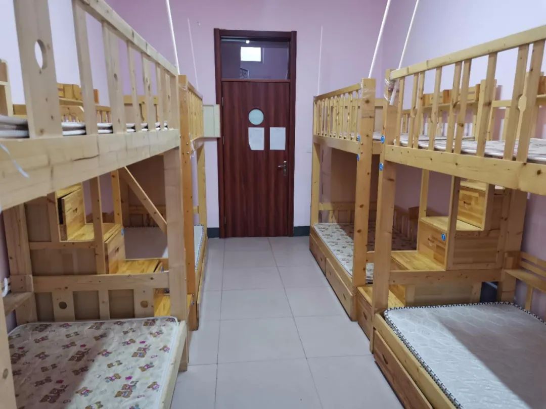 校园宣传校门,教学楼,宿舍楼等公共场所醒目位置张贴了健康指示牌及