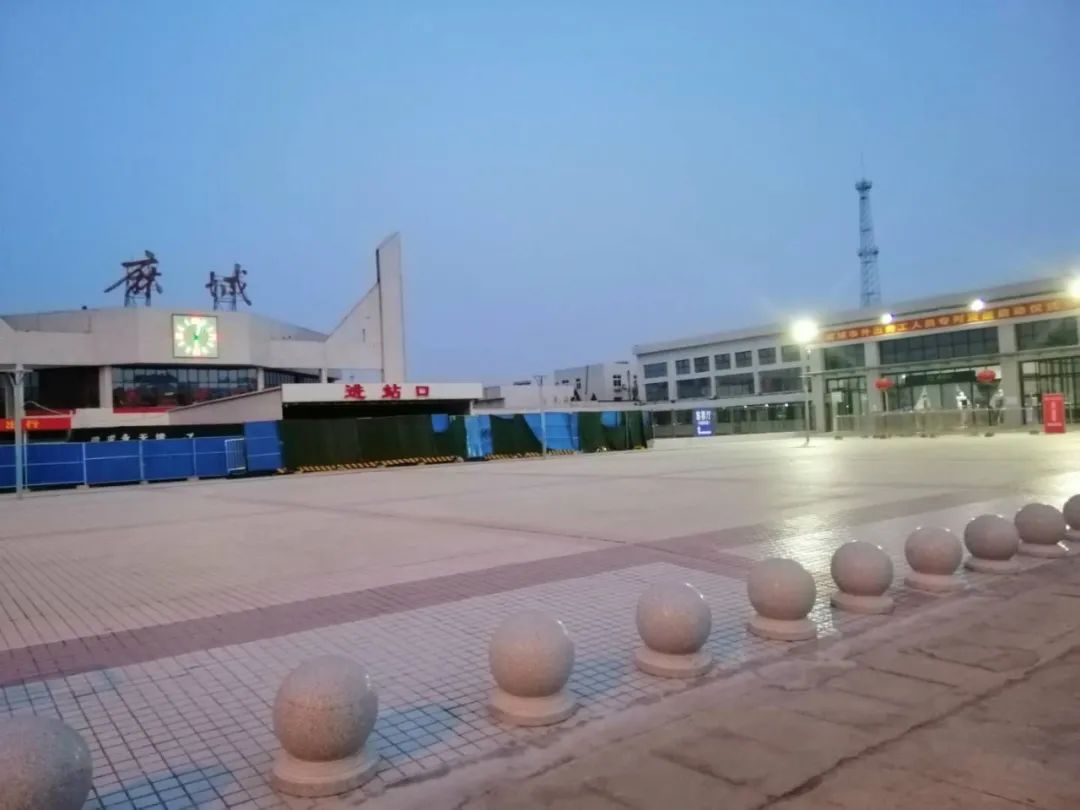 今日零时起湖北境内铁路客运逐步恢复早上6点麻城火车站实况