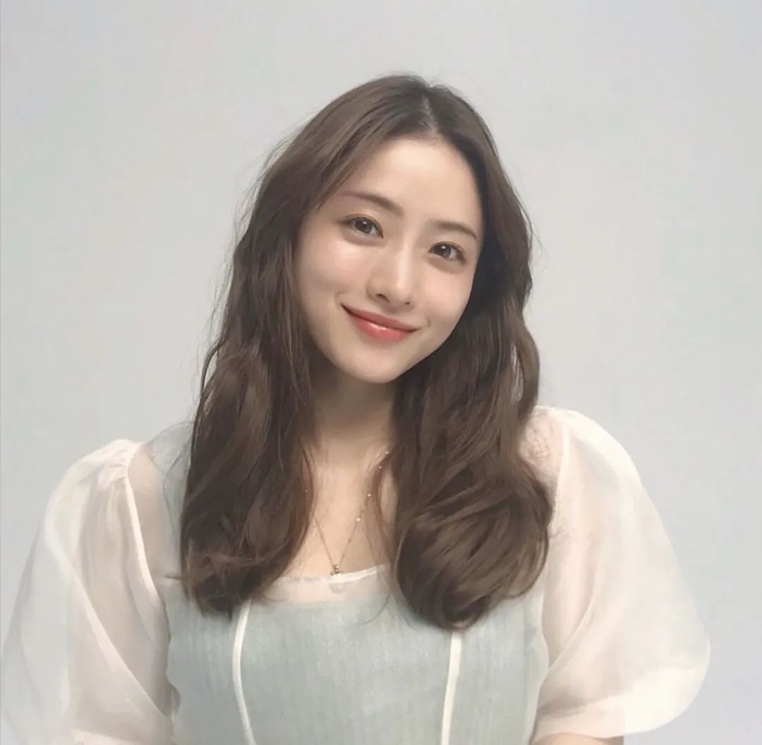 空气卷发想要不显老,一个要注意卷度要大不要小,日常注意打理,毛躁的