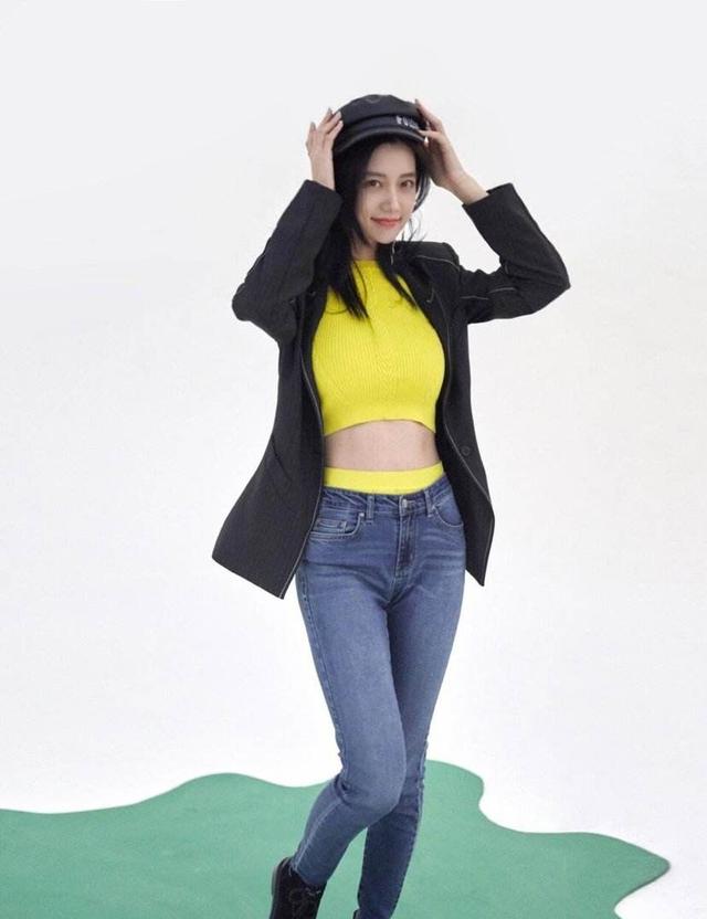 曾表白古天乐的韩国女神一袭微透蕾丝裙凹凸感十足太有魅力了