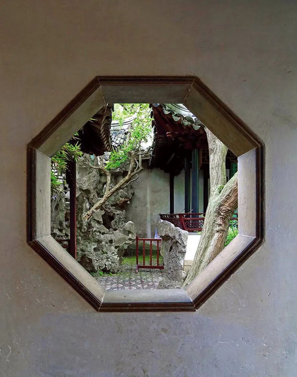 以园石作为框景构图中心的例子也很多苏州古园,园即是宅,宅即是园