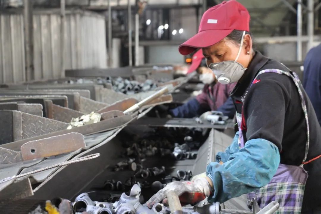 平阴县玛钢厂:钢花四溅,热火朝天!