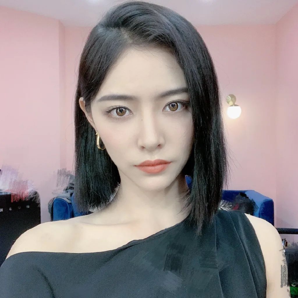 孔雪儿在100多名参赛的女生中,人气最高的是虞书欣,公认