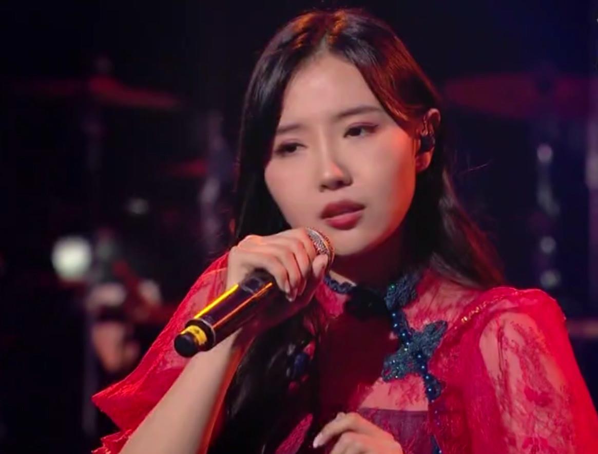 算上刘美麟的这首《已来不及》,她一共在本季《中国好声音》中演唱了