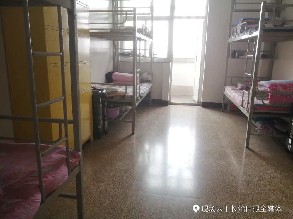 长治六中将原高一,高二的宿舍改造为高三学生使用,将原宿舍学生的物品