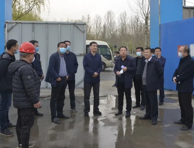 政府县长闫龙虎一行来我校调研图书信息综合楼项目建设推进情况
