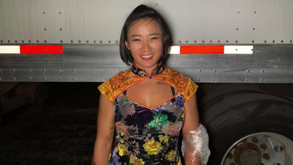 中国女将李霞在wwenxt拉哥现场秀手臂轻微受伤正在接受冰敷