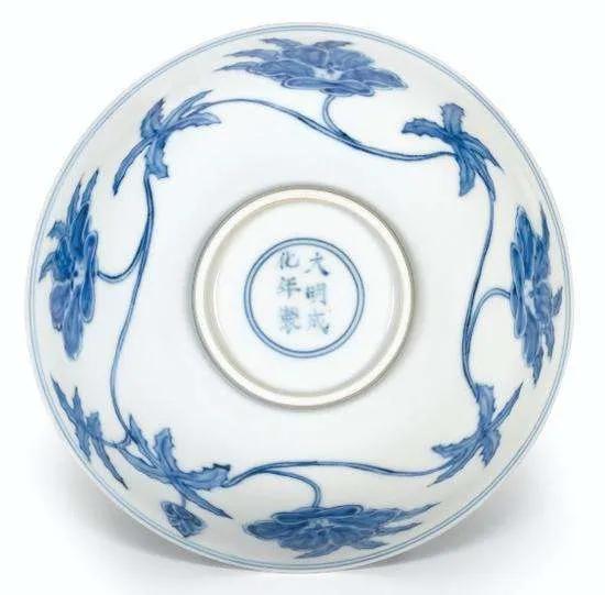 也正是成化青花宫碗艺术价值的直接反映,即使不懂瓷器的人相信也会被