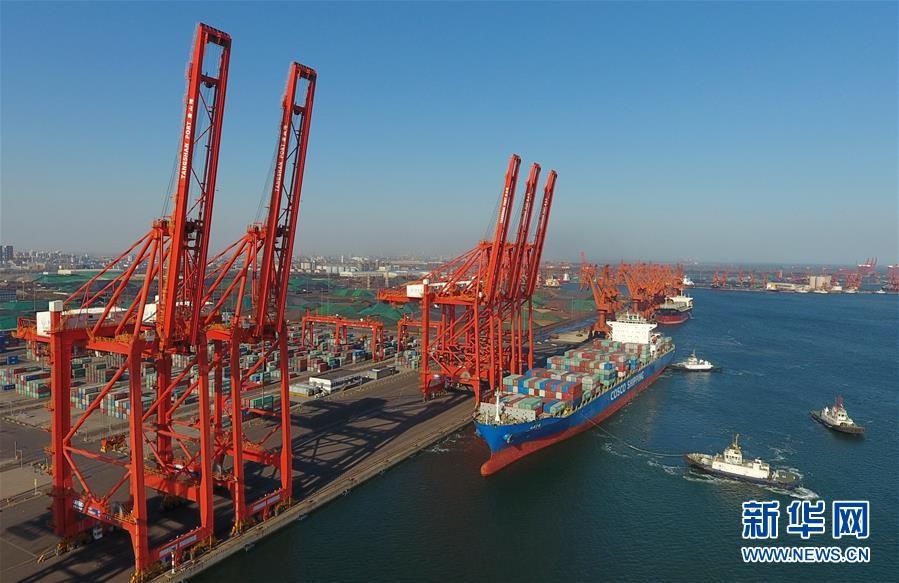 3月13日,卡车在唐山港京唐港区集装箱码头运送集装箱.