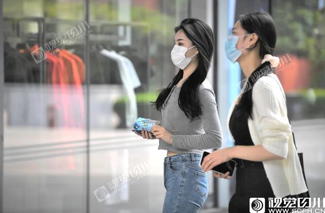 由戴口罩的小姐姐们来演绎今春最潮时尚街拍比个心,心情更愉快了该