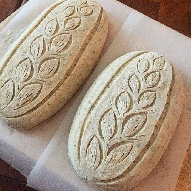 那些面包就在烘焙师手中开出了花,可以想象到烘焙师手拿割刀,认真割包