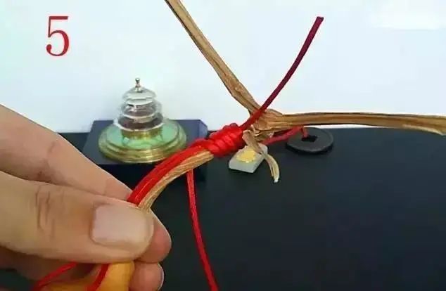 6,一圈一圈的缠绕到龙头与文玩葫芦的葫芦嘴的部分,在连接处的位置,多