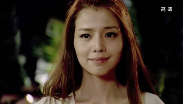 2010年客串了电视剧版的《泡沫之夏》.