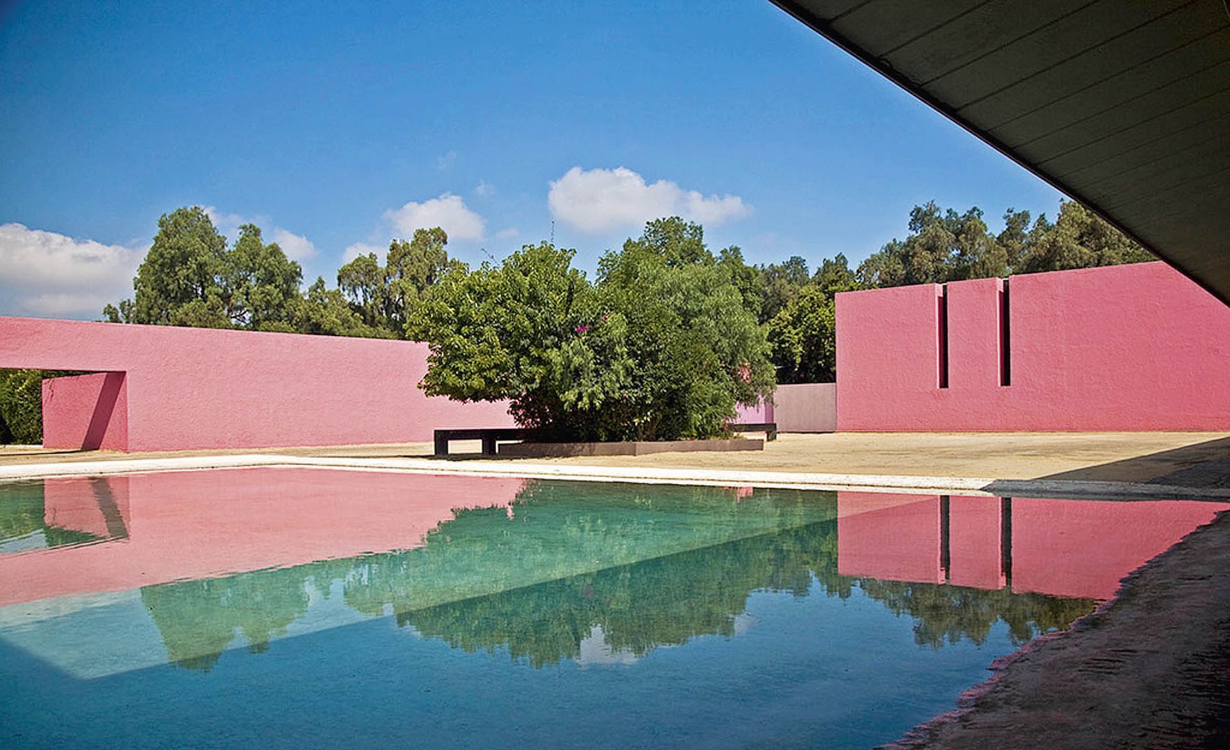 巴拉干惯于使用墨西哥玫瑰红,赭黄,铁锈红等丰富的色彩在塔库巴亚区的