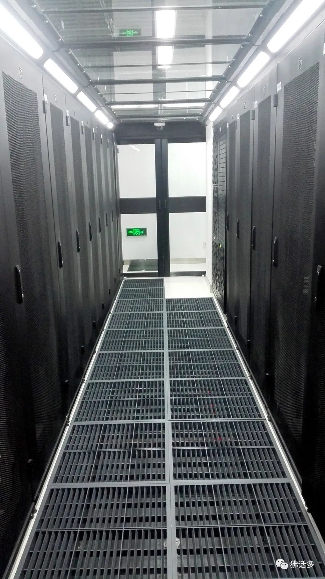 冷通道内的架空地板每个机房模块中,一层为基础设施层,2～3层为机房层