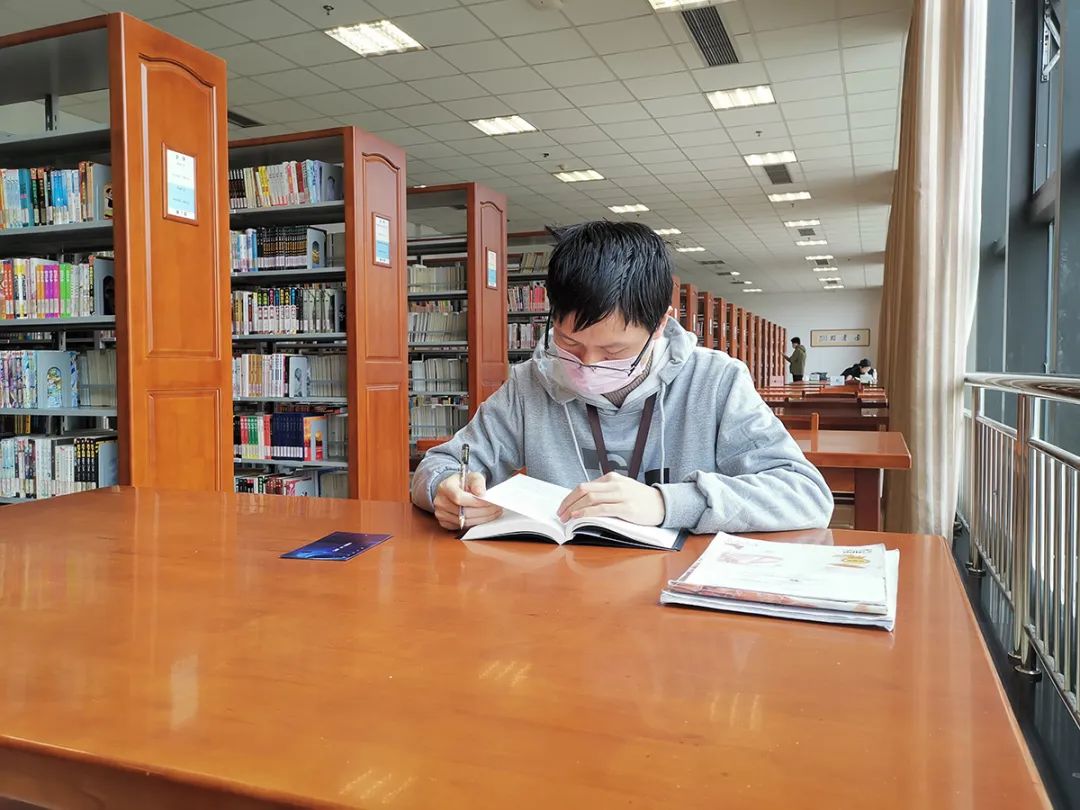 不負春光好讀書圖書館恢復開館首日不少讀者迫不及待前去徜徉書海