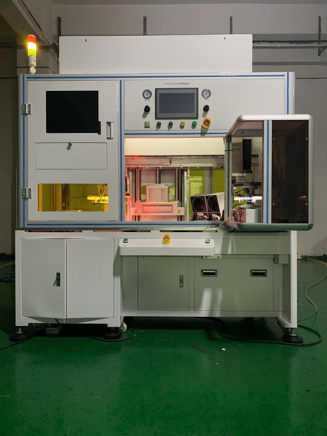 半自动的真空贴合机的下模就是需要操作者先把下模推进去与感应器接触