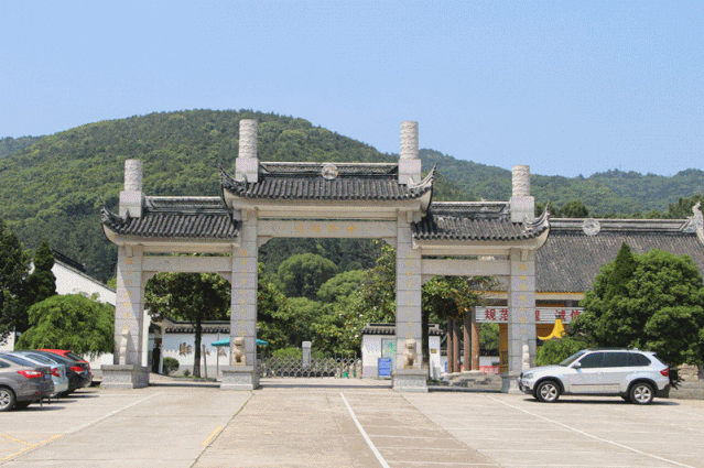 横泾公墓党支部也分别在尧南墓区,尧南二区,锦绣墓区及锦绣山庄开展了