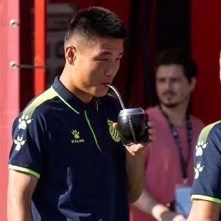 网友发现,武磊手里拿的饮料是马黛茶,而这是阿根廷球星梅西最喜欢的一