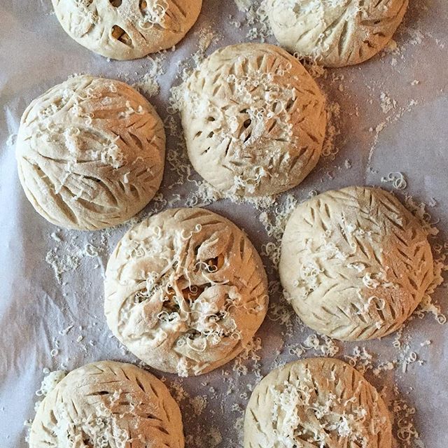 那些面包就在烘焙师手中开出了花,可以想象到烘焙师手拿割刀,认真割包