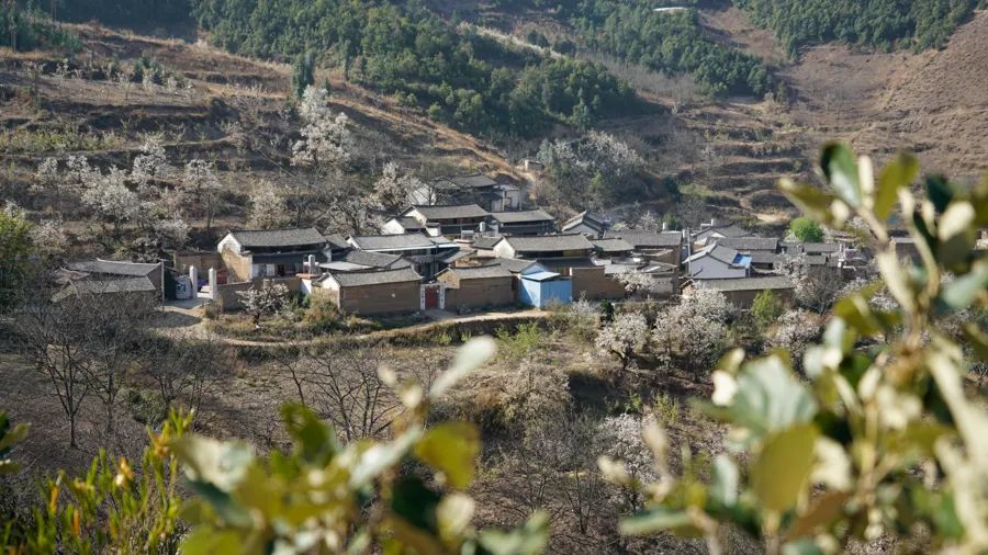 三转弯村是位于宾川县金牛镇东北角圭山村委会的一个古老山村,距县城