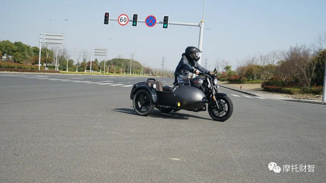 胖虎试驾长江边三轮bobber400