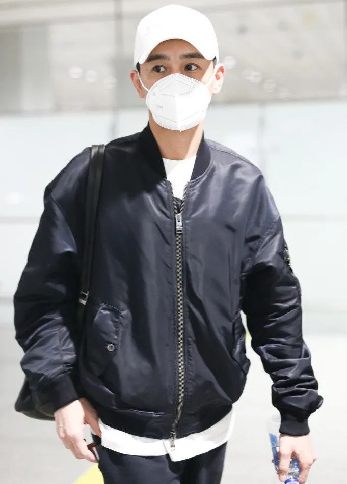 41岁乔振宇时髦搭配ma1飞行夹克运动裤造型减龄帅气