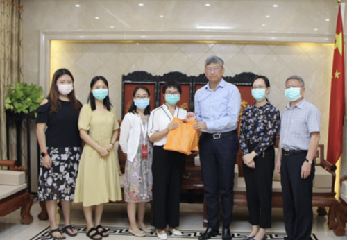 据中国驻缅甸大使馆网站消息,3月24日,驻缅甸大使陈海与来自仰光大学