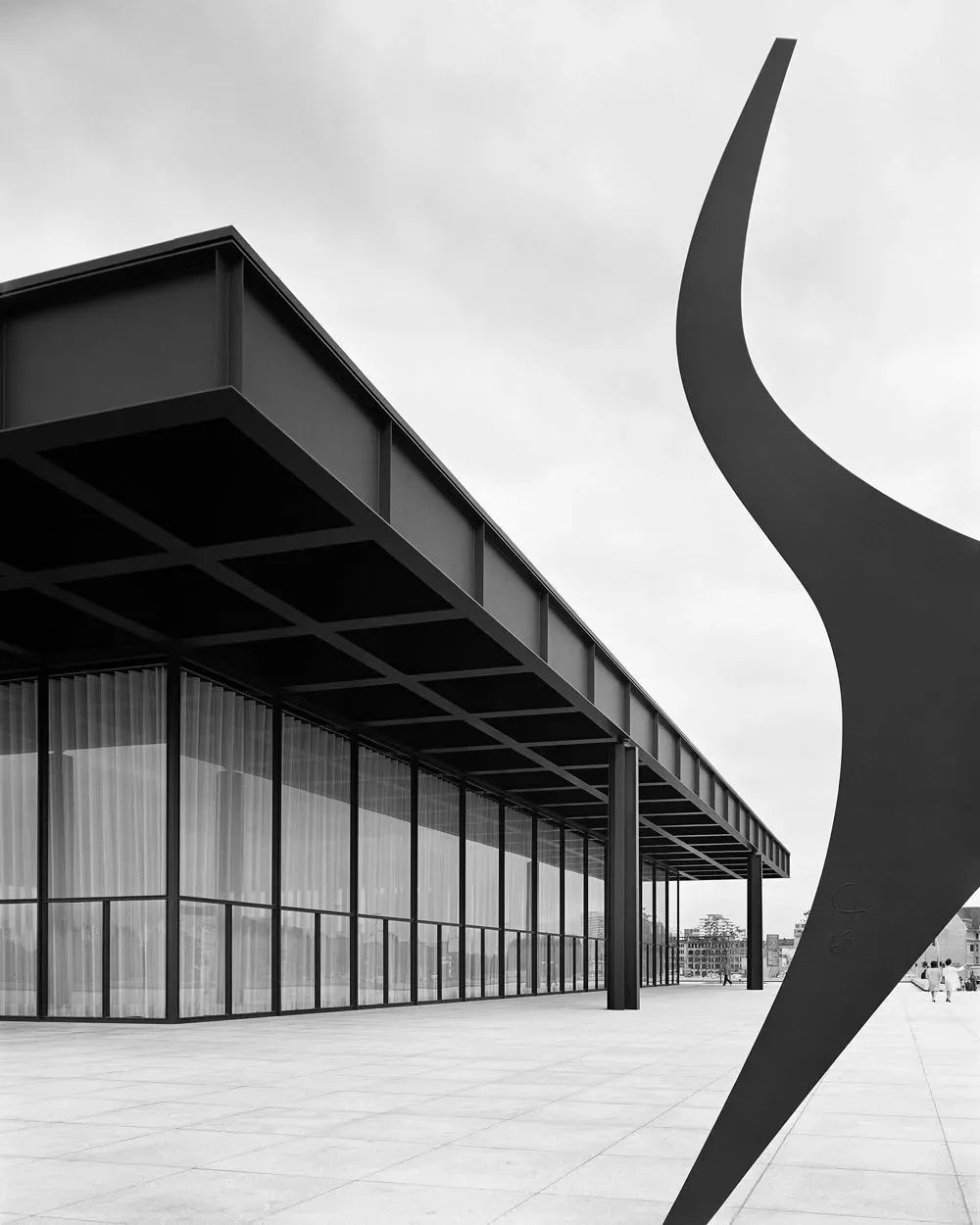 美术馆为两层的正方形建筑,一层在地面,一层在地下.