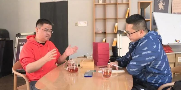 3月19日,新华社记者来到直播场地,记录了安化县县委常委,副县长陈灿平