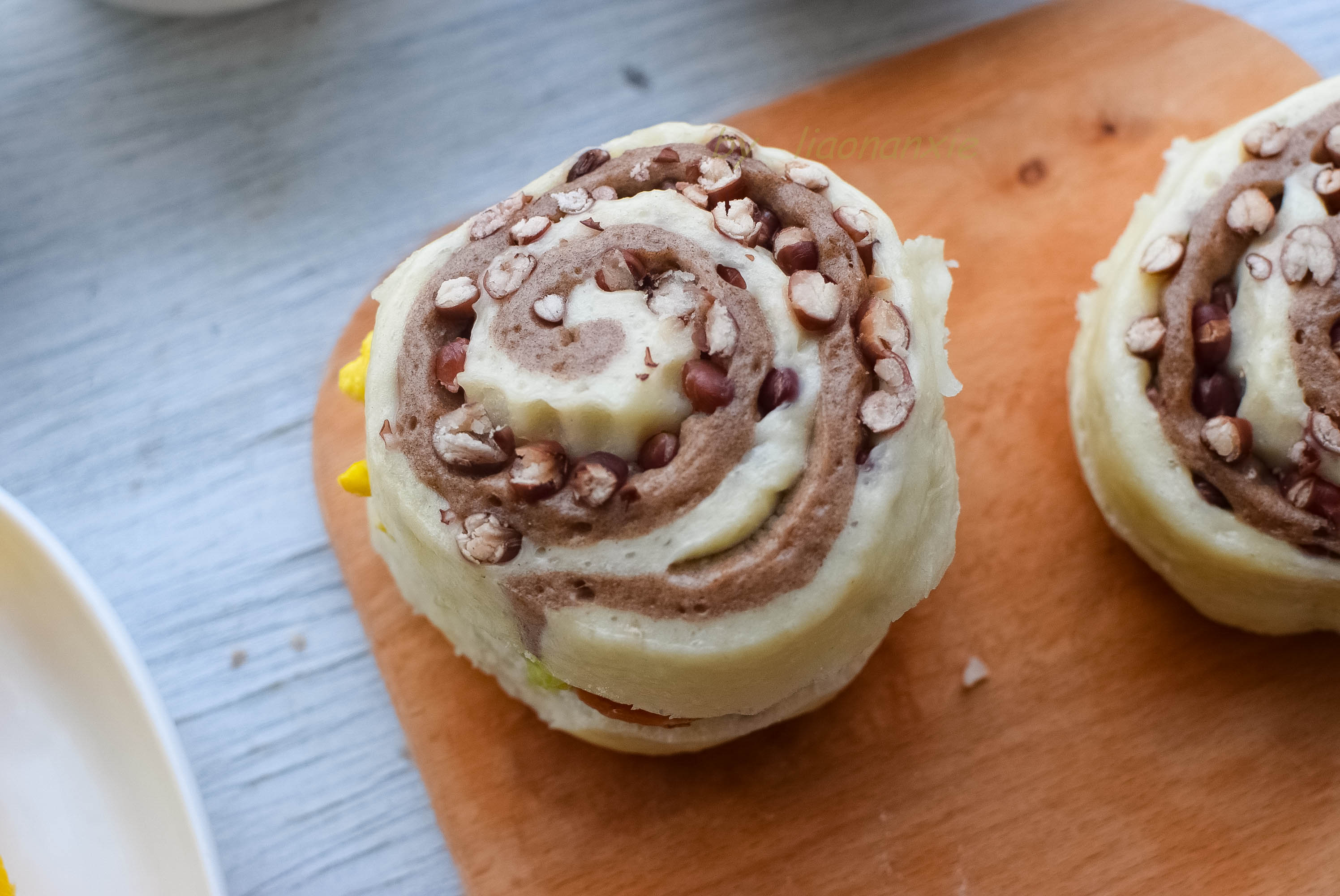 红豆杂粮馒头孩子们最爱的吃法,我把馒头切成两片,中间夹上一片厚厚的