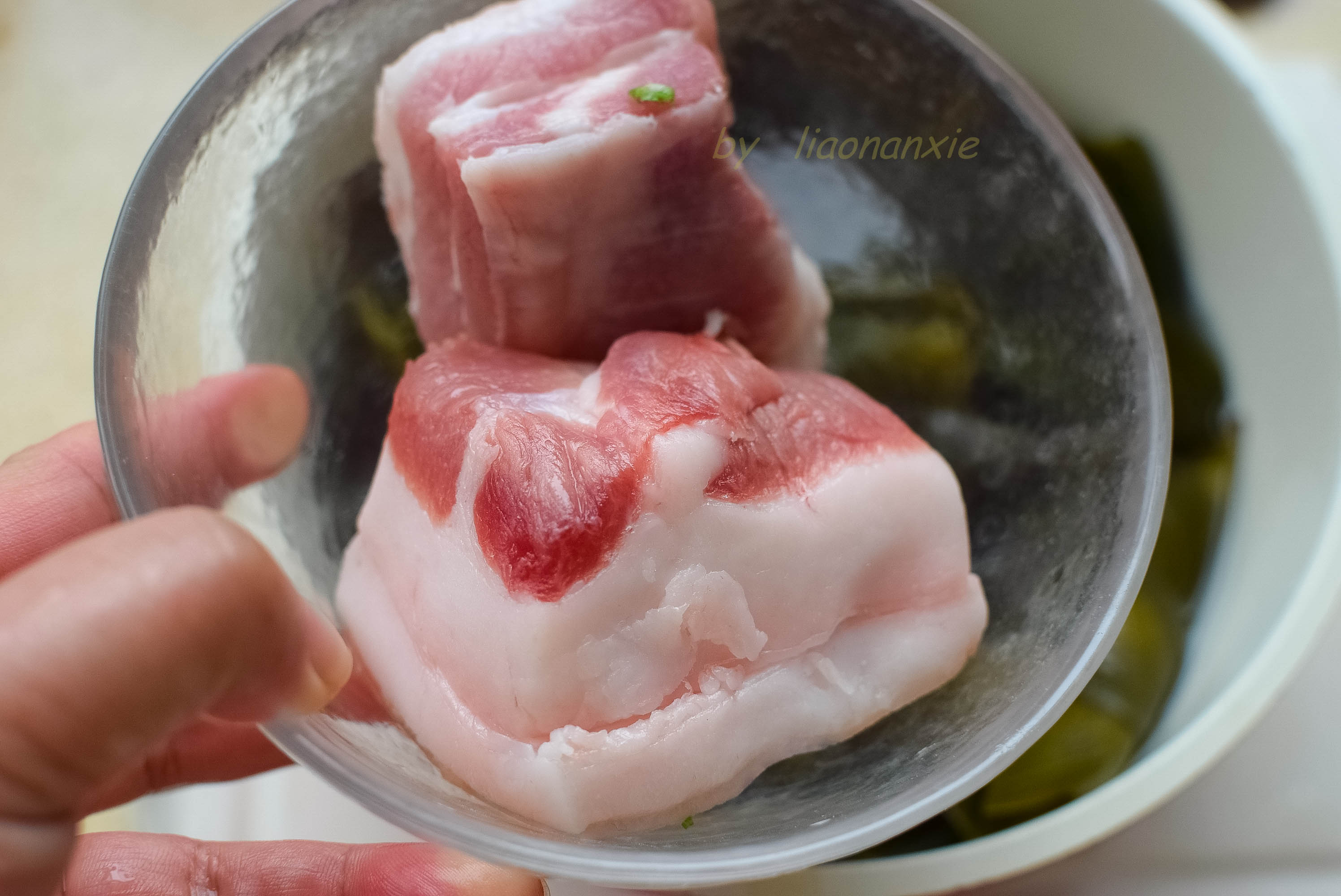 4,炒锅倒一点儿油,下入肥肉块煸炒出油,放上各种香料和葱姜片炒香.