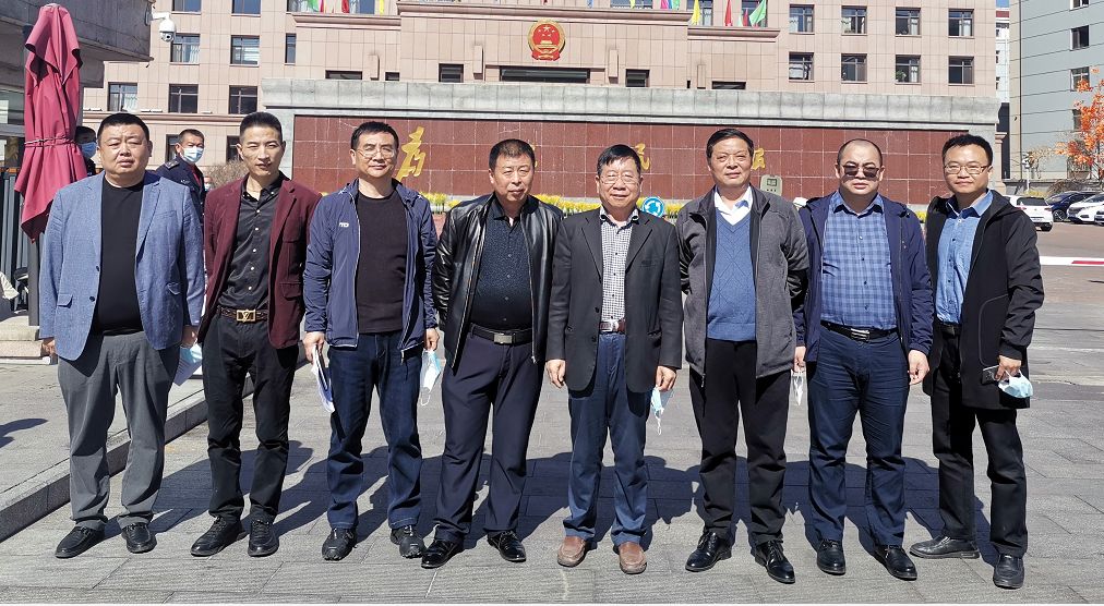 专家组在承德市双滦区政府办公楼前合影留念.