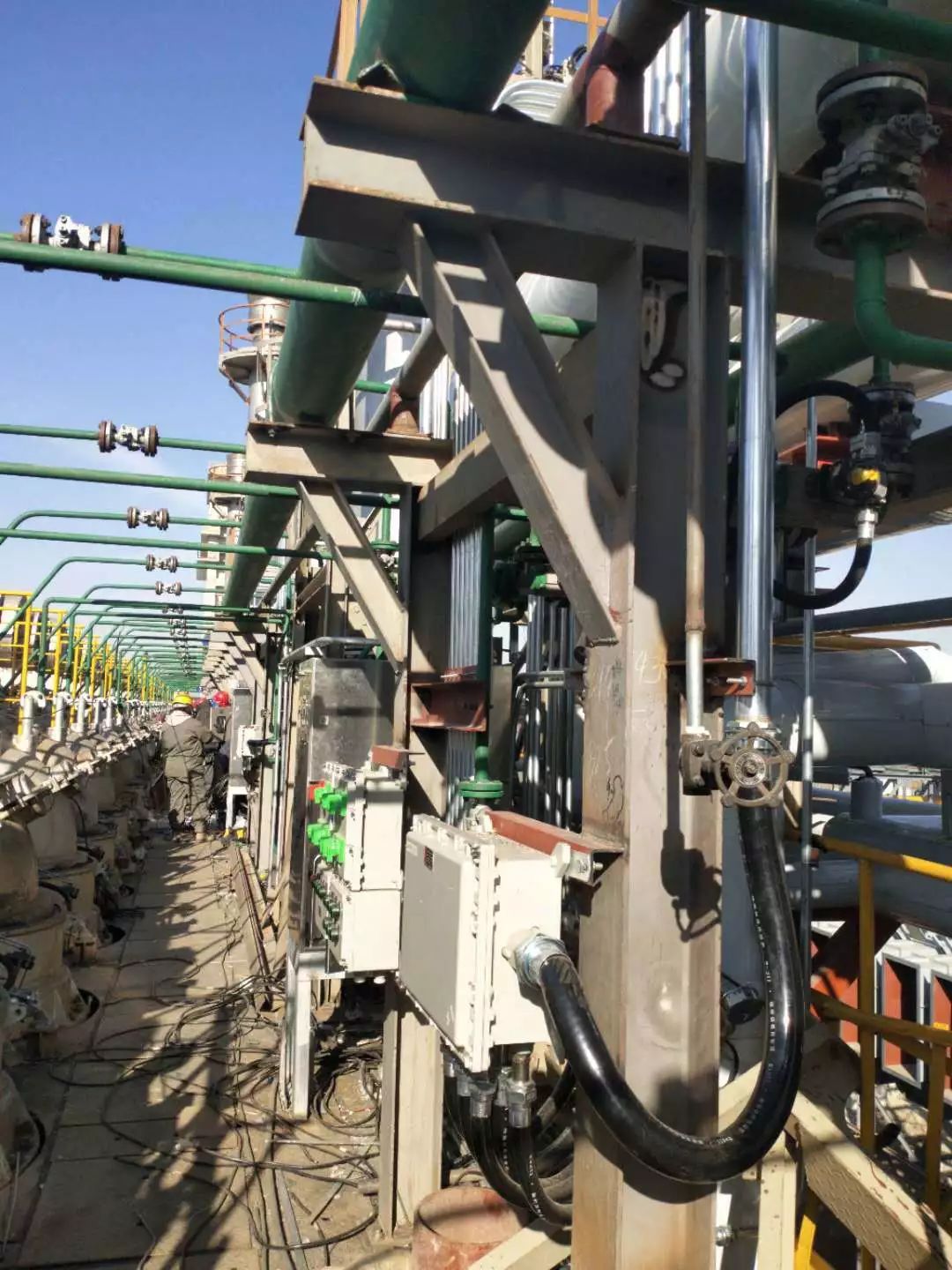 区域及输煤系统采用世界首座最大的多段加热捣固式焦炉,炭化室高度6