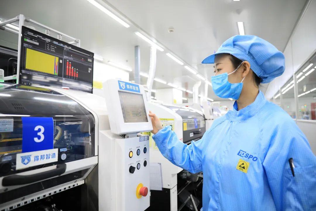 smt车间自动化程度较高,一条生产线只需要3名操作工负责即可.