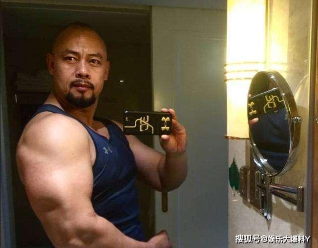 鲁智深近照曝光曾获35次冠军一身肌肉受成龙赏识如今娶娇妻