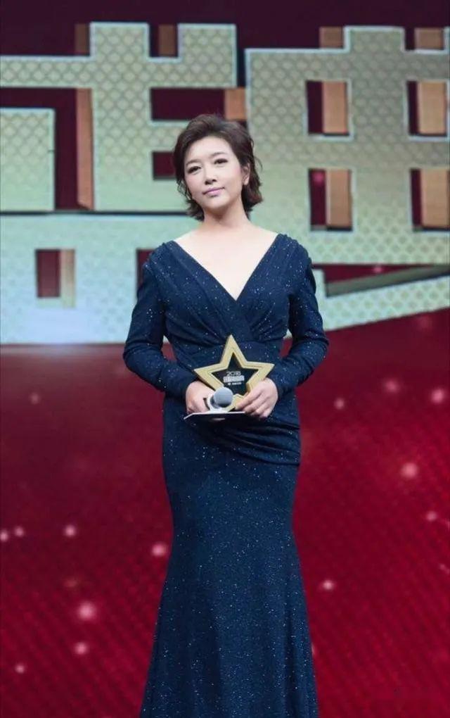 江珊穿礼服裙优雅知性体态丰腴女人味十足